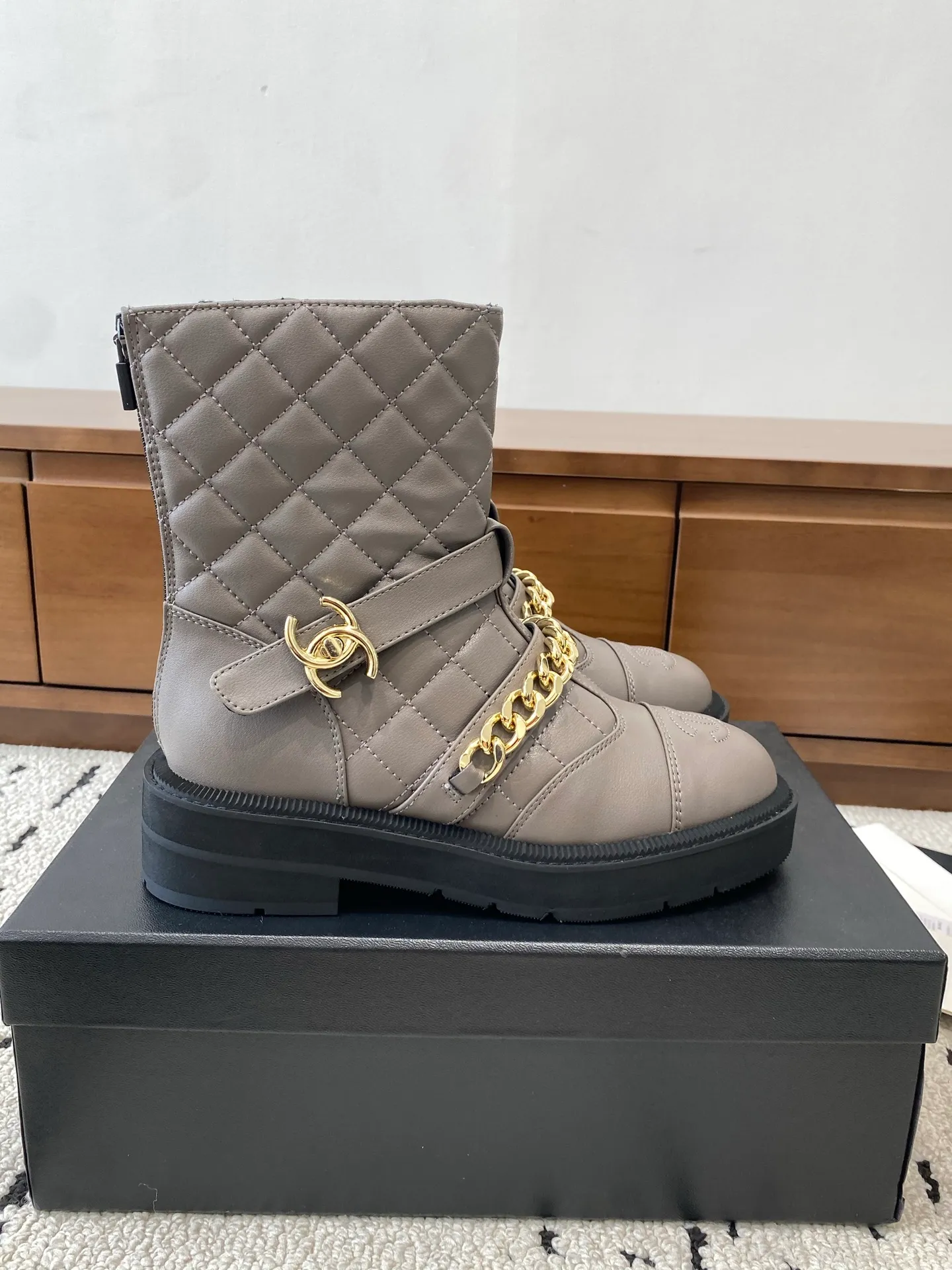 👟👟Ex-factory price 700👟👟 High version🍀 CHANEL 2025s autumn and winter series short boots, made of imported cowhide, with an additional height of 5cm to show leg length. Chanel's classic rhombus is used on the boot shaft, which Xiao Meimei particularly likes. This is Chanel's most popular style this autumn and winter. In addition, the entire boot shaft is equipped with a classic chain and school bag buckle. It is made of full-grain cowhide and uses a rear zipper. It is easy to put on the foot and super comfortable. It is a must-have for this autumn and winter. 🔴 Upper material: imported cowhide leather with anti-rust metal chain ❤︎ Consistently authentic ❤︎ Outsole: original Italian anti-slip rubber outsole Number of yards: 35-40 (40 is custom-made, non-refundable and non-exchangeable) Buy now 👉 Buy now 👉 Buy now 👉 Buy now 👉 Buy now 👉 Buy now 👉 Buy now 👉 Buy now 👉 Buy now 👉 Buy now 👉
